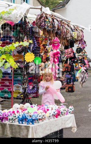 Ein kleines Mädchen mit Luftballons an ein Kunsthandwerk-Stand laufen, Street Weinfest, Wolf, in der Nähe von Traben Trarbach, Mosel, Deutschland Stockfoto