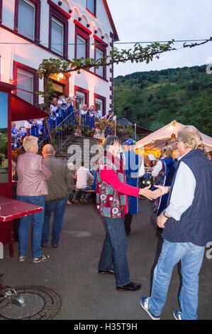 Ein Mann und eine Frau zur holländischen Brass-Band "Just 4 Fun" auf der Straße tanzen Weinfest, Wolf, in der Nähe von Traben Trarbach, Mosel, Deutschland Stockfoto