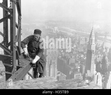 EMPIRE STATE BUILDING New York im Bau im Jahr 1930 mit dem Chrysler Building auf der rechten Seite Stockfoto