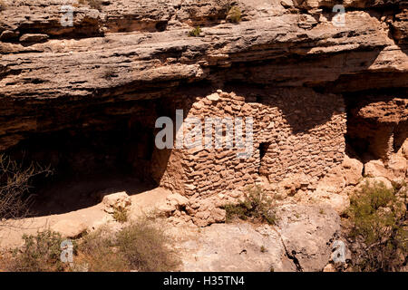 Nahaufnahme von Wohnräumen in Montezuma Well.  Inmitten der Klippen rund um den See von frischem Trinkwasser, daher der name Stockfoto