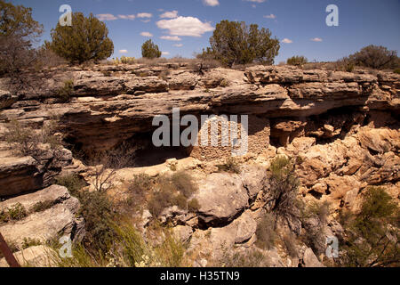 Wohnräume in Montezuma Well.  Inmitten der Klippen rund um den See mit frischem Wasser, daher der name Stockfoto