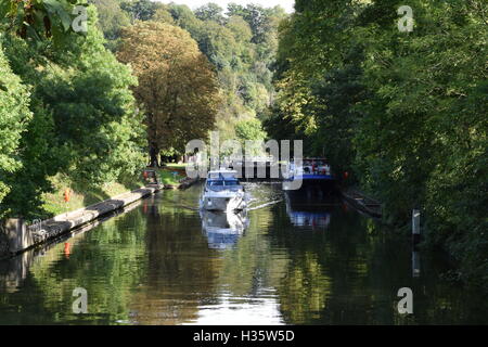 Boot segeln durch Schleuse auf der Themse Stockfoto