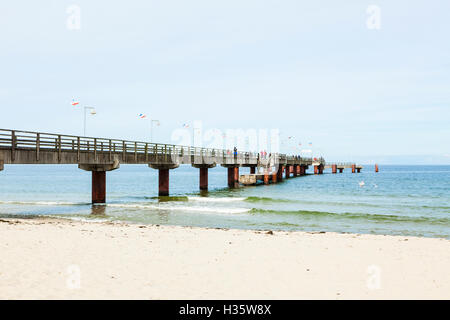 Touristen auf dem Pier am Ostsee Strand von Göhren, Rügen, Deutschland Stockfoto