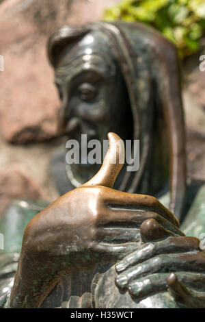 Daumen der Till Eulenspiegel-Statue auf dem Eulenspiegel-Brunnen in Mölln, Schleswig-Holstein, Deutschland, Europa Stockfoto