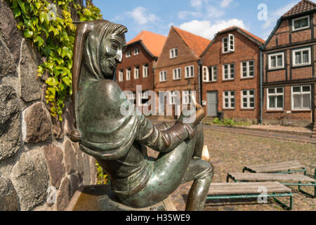 Bis Eulenspiegel-Statue auf dem Eulenspiegel Brunnen und Marktplatz in Mölln, Schleswig-Holstein, Deutschland, Europa Stockfoto