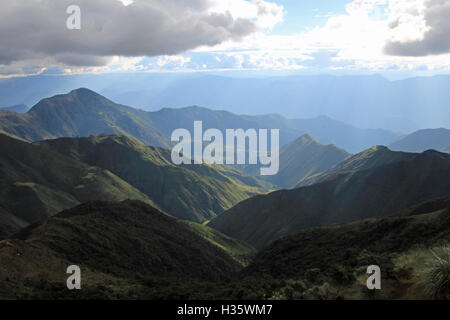 Berge im Norden Perus. Nebel und Wolken. Auf dem Weg von Leymebamba nach Celendin. Stockfoto