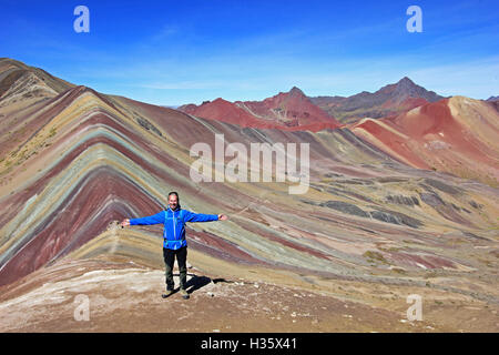 Der Fotograf vor der schönen farbigen Regenbogen Bergpanorama in der Nähe von Cusco Peru posieren. Schöne Aussicht ins Tal Stockfoto
