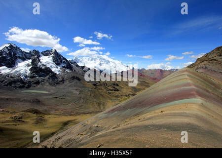 Felsformation bunt wie ein Regenbogen. In der Nähe von Rainbow Berg, Cusco, Peru. Das Hotel liegt etwa 20 km südlich von Ausangate Berg Stockfoto