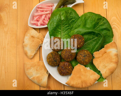 Falafel mit Salat und Pikle Draufsicht romano Stockfoto