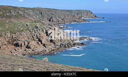 Die Küste und Klippen in der Nähe von Endland, Cornwall, England, UK. (HDR) Stockfoto