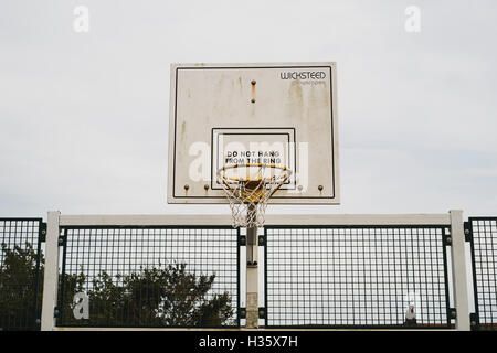 'Nicht hängen von Nachricht Ring' auf einen Basketballkorb Rückwand in Bowling Green Park, aka Der Bowly, Falmouth, Cornwall Stockfoto