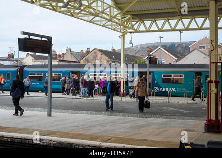 Ein Zug von Arriva an Llandudno Bahnhof, Conwy, Wales, UK Stockfoto