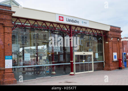 Eingang zum Llandudno Zug Bahnhof, Conwy, Wales, UK Stockfoto