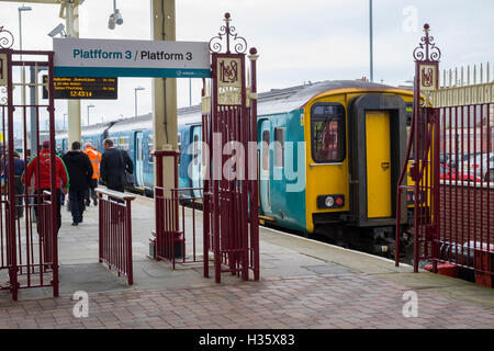 Ein Zug von Arriva an Llandudno Bahnhof, Conwy, Wales, UK Stockfoto