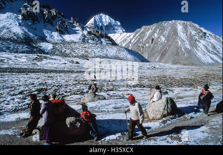 Tibetische Pilger auf den Spuren rund um Mount Kailash kurz vor Shiwa Tsal, der Ort, wo Pilger Elemente verlassen Stockfoto