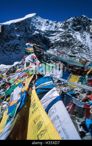 Gebetsfahnen auf Dolma Stein am Dolma La Pass, 5.636 m (18.600 Fuß) ist der höchste Punkt von der Kailas Stockfoto