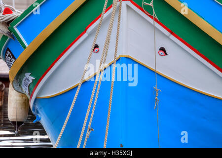 Bogen des traditionellen maltesischen Fischerboot genannt Luzzu, mit dem Auge des Horus oder Osiris Stockfoto