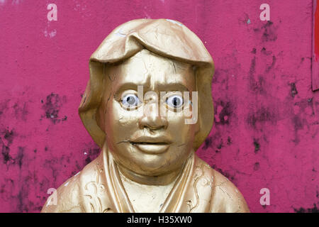 Buddha Statue, golden, bei 10.000 Buddhas Kloster in Hongkong Stockfoto