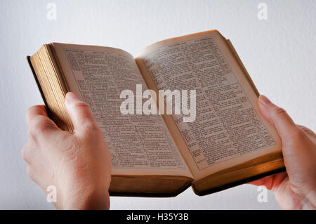 Bibel lesen Stockfoto