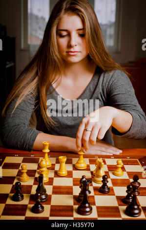 Mädchen spielen Schach Stockfoto