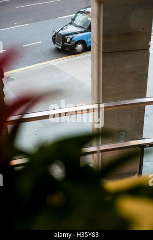 Ein London Taxi innerhalb eines Bürogebäudes aus gesehen. Stockfoto