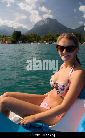 Junge Mädchen genießen ein Tretboot fahren auf einem See in den französischen Alpen. Stockfoto