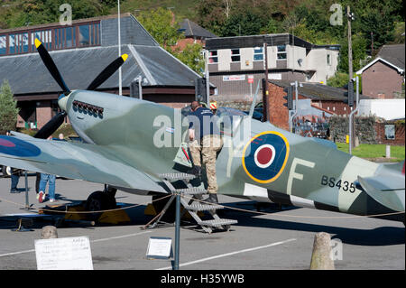 Welshpools 1940 Feier beinhaltete eine volle Größe Spitfire auf dem Parkplatz an der Rückseite des Rathauses, 2016 Stockfoto