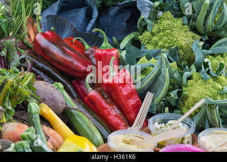 Frisches Bio-Gemüse und Dips bei Dalyseford Herbst zeigen. Cotswolds, England Stockfoto