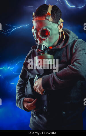 Mann mit Leder Jacke und Angriff Gewehr über Sturm Hintergrund Stockfoto