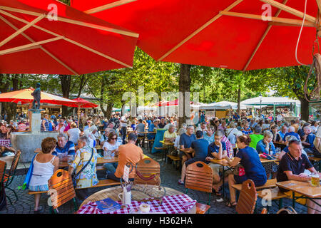 Biergarten Viktualienmarkt, München, Bayern, Deutschland Stockfoto