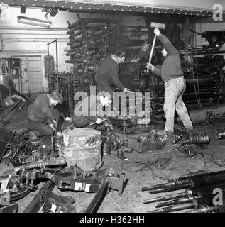 Metall Schrotthändler Zerschlagung aufbrechen alte Druckmaschine Zeitungsdruckmaschinen der 1960er Jahre Uk James Rollason Schrotthändler Demontage der Wellington Journal Pressen im Jahr 1966 Stockfoto