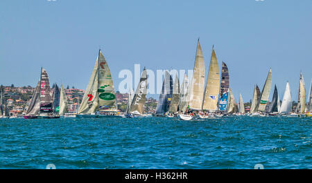 Australien, New South Wales, Sydney Harbour, starten der Bluewater klassische Sydney to Hobart Yacht Race am Boxing Day 2004 Stockfoto