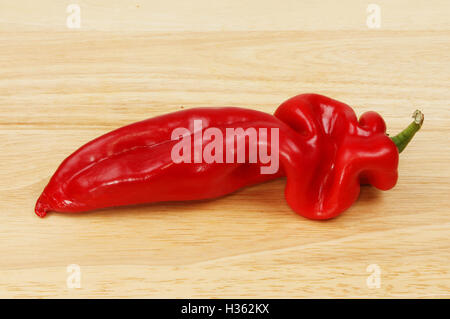 Rote Spitzen Paprika auf ein Schneidbrett aus Holz Stockfoto