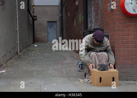 Obdachlose und von Obdachlosigkeit & rough Sleeper; Leben auf den Straßen, Türöffnung, Schlafen, Armut, Arbeitslosigkeit, Sozialhilfe, Bettler, Landstreicher, in Manchester, Großbritannien Stockfoto