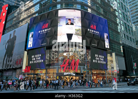 Die H & M Store, 1472 Broadway, Manhattan, New York City, New York, Vereinigte Staaten von Amerika. Stockfoto