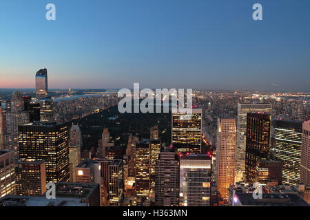 Am frühen Abend aus der Vogelperspektive in Richtung Central Park in Manhattan, New York City, New York, Vereinigte Staaten (August 2016). Stockfoto