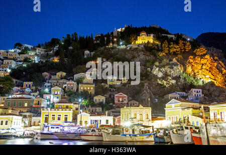 Symi-Stadt und den Hafen bei Nacht Griechenland Stockfoto