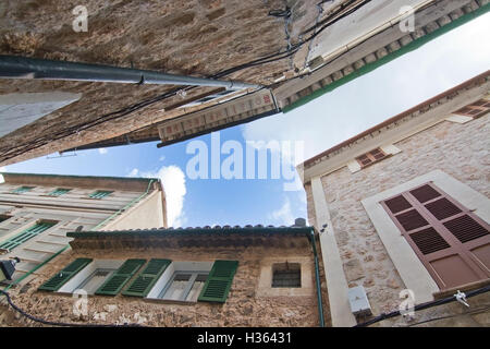 Fornalutx schmale Gasse Steinbauten mit gemalten Dekor und blauer Himmel Stockfoto