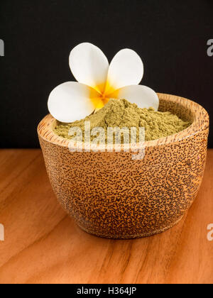 Henna-Pulver in Kokosnuss-Schale mit Tiaré-Blume Stockfoto