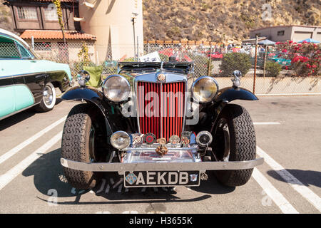 Laguna Beach, CA, USA - 2. Oktober 2016: Schwarz und rot 1947 MG TC Oldtimer, im Besitz von Tom Harkenrider und an die Rota angezeigt Stockfoto