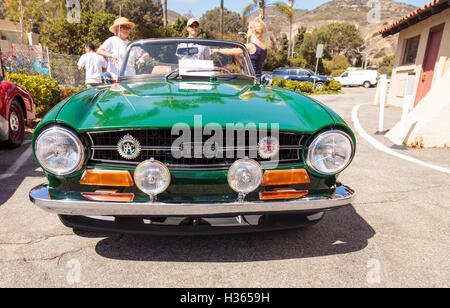 Laguna Beach, CA, USA - 2. Oktober 2016: Grün 1972 Triumph TR6 im Besitz von Robert Myer und angezeigt an der Rotary Club Laguna Stockfoto