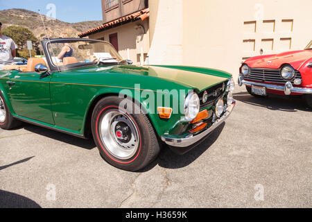 Laguna Beach, CA, USA - 2. Oktober 2016: Grün 1972 Triumph TR6 im Besitz von Robert Myer und angezeigt an der Rotary Club Laguna Stockfoto