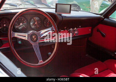 Laguna Beach, CA, USA - 2. Oktober 2016: Silber 1973 Porsche 911 im Besitz von Jim Liberty und angezeigt an der Rotary Club Laguna Stockfoto