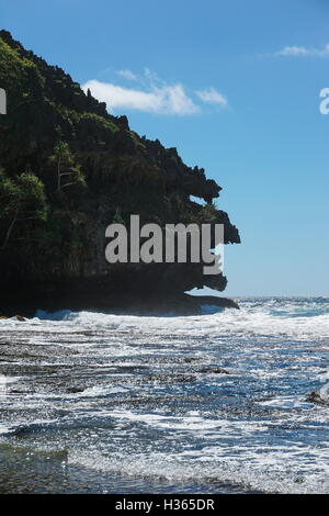 Felsige Küste mit Naturgebilde, das aussieht wie ein Monster Kopf, Rurutu Island, Süd-Pazifik, Französisch-Polynesien Stockfoto