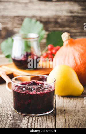 Hausgemachte Thanksgiving Cranberry-Sauce im Glas auf Woonen Tisch Stockfoto