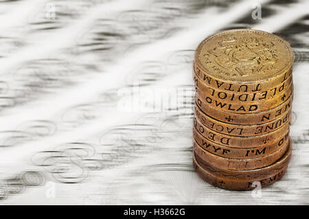 Sterling Pfund Abschreibungen Abwertung Reduktion Wert Konzept Makro Nahaufnahme bei UK Währung Stapel von 1 Pfund-Münzen Stockfoto