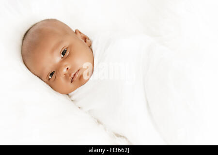 Drei Wochen altes Baby schläft auf weißen Decke niedlichen Kleinkind Neugeborenes liegend Nahaufnahme Schuss Augen offen