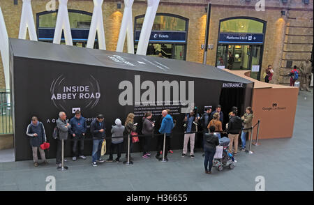 Google Pappe fördern die Daydream in Abbey Road App am Bahnhof Kings Cross, London Stockfoto
