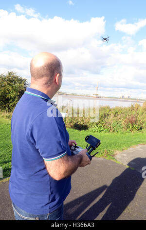 Mann fliegen 3dr RTF X 8 Drohne in der Nähe von River Mersey, Merseyside, England Stockfoto