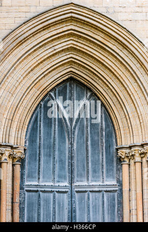 Peterborough Kathedrale hölzernen Eingangstor Detail Eingang im freien Stockfoto